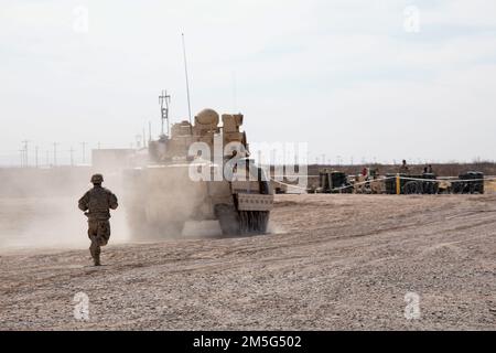 Un soldato del 2nd Armored Brigade Combat Team, 1st Armored Division porta il posteriore mentre aiuta a scortare un veicolo Bradley Fighting fuori dalla gamma di armi da fuoco vicino a Fort Bliss, Texas, il 16 marzo 2022. 2nd BDE sta eseguendo tavoli da gioco per i prossimi eventi di allenamento. Foto Stock