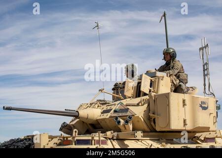 I soldati della squadra di combattimento delle Brigate Armorate 2nd, della divisione Armored 1st osservano i loro coetanei sparare i bersagli dalla cima del loro veicolo di combattimento di Bradley vicino a Fort Bliss, Texas il 16 marzo 2022. 2nd BDE sta eseguendo tavoli da tiro per allenamenti futuri. Foto Stock