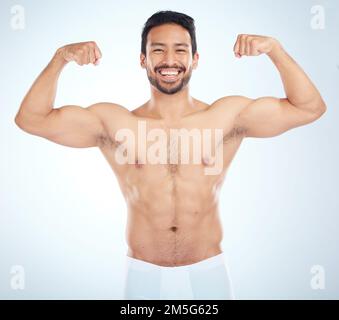 Fitness, bicipiti e ritratto di un uomo che si flette in uno studio dopo un allenamento muscolare del braccio. Sport, salute e forte bodybuilder asiatico maschio dopo Foto Stock