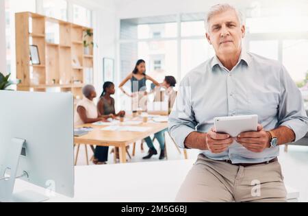 Business man senior con tablet, ceo e leadership nel mondo del lavoro, rete online con tecnologia e dirigente anziano in ufficio. Leader, visione e. Foto Stock