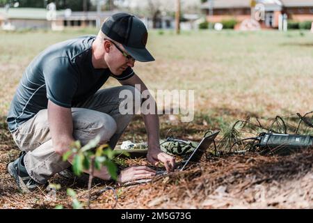 Uno specialista dei sistemi di trasmissione a radiofrequenza utilizza i collegamenti dati stabiliti tra i team TACP Precision Strike e l'Air Operations Center per trasmettere le informazioni di targeting in tempo reale ai piloti A-10C Thunderbolt II provenienti dagli squadroni dei combattenti 74th e 75th come parte dell'esercizio CHAOS QUAKE, Moody Air Force base, Georgia, marzo 15. 2022. L'esercizio ha integrato i programmi pilota TACP, Cyber Systems, Intelligence, radio Frequency Transmission Systems e A-10C Thunderbolt II al fine di simulare la funzionalità indipendente dal cliente per la raccolta di ricognizione, dati di targeting e intento della task force. Foto Stock