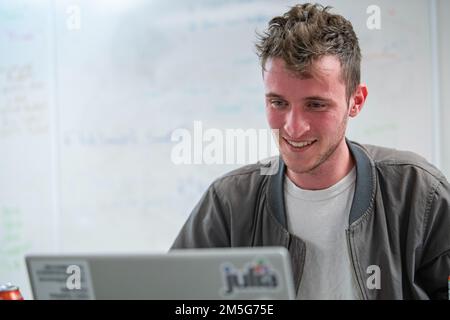Noah Jackowitz della forza di prova multidominio dell'AFTC lavora sul codice per un'applicazione di apprendimento automatico presso il Data Hackathon del Centro di prova dell'aeronautica, 16 marzo 2022, presso la base dell'aeronautica militare di Edwards, California. I membri di tutta l'AFTC hanno Unito gli sforzi per affrontare problemi complessi con strumenti open source e forniti dall'aeronautica militare. (STATI UNITI Air Force Photo/Tech. Robert Cloys) Foto Stock