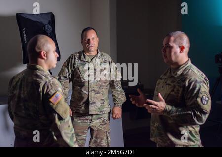 Kevin Torres (a destra), un funzionario non incaricato degli affari pubblici responsabile della Joint Task Force - Porto Rico, spiega a Sgt. Jorge Chévere come l'intervista sarà condotta a Fort Buchanan, Porto Rico, 16 marzo 2022. In riconoscimento della loro dedizione e servizio altruistico, Il JTF - PR vuole mettere in evidenza alcuni soldati che sono stati attivamente coinvolti nell'operazione strong Front e essere presentato in The Soldier's Spotlight per conoscere la loro storia. Foto Stock