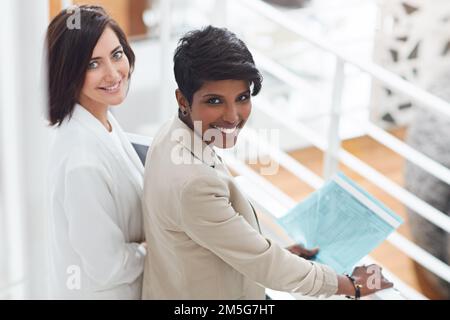 Theyre entrambi si sono concentrati sulla conquista dei loro obiettivi. Ritratto di due donne d'affari in un ufficio. Foto Stock