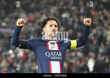 Parigi, Francia. 28th Dec, 2022. Parigi il Marquinhos di Saint-Germain celebra il suo obiettivo durante la partita di calcio della Lega Francese 1 tra il Paris Saint-Germain FC e il RC Strasbourg Alsace allo stadio Parc des Princes di Parigi, Francia, 28 dicembre 2022. Credit: Gao Jing/Xinhua/Alamy Live News Foto Stock