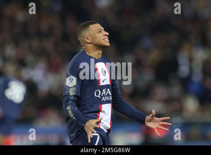 Parigi, Francia. 28th Dec, 2022. Il Kylian Mbappe di Parigi Saint-Germain reagisce durante la partita di calcio della Lega francese 1 tra il Paris Saint-Germain FC e il RC Strasbourg Alsace allo stadio Parc des Princes di Parigi, Francia, 28 dicembre 2022. Credit: Gao Jing/Xinhua/Alamy Live News Foto Stock