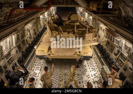 STATI UNITI Soldati e Airmen con la squadra di combattimento della Brigata di Cavalleria 116th e la 386th Air Expeditionary Wing caricano un carro armato M1A2 Abrams su un aeromobile C-17 Globemaster III presso la base aerea di Ali al Salem, Kuwait, 16 marzo 2022. Questo ha dimostrato che gli Stati Uniti Le forze aeree e l'esercito hanno Unito le capacità di distribuzione rapida in tutto il Stati Uniti Area di responsabilità del comando centrale. Foto Stock