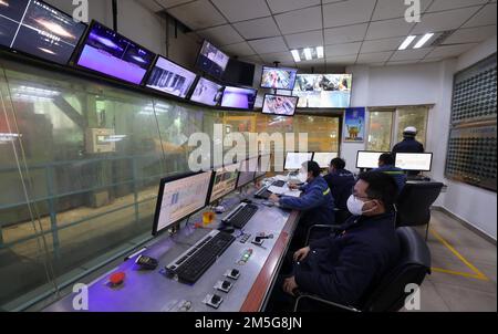 XICHANG, CINA - 28 DICEMBRE 2022 - una visione della piattaforma di controllo integrato e di processo decisionale intelligente di Xichang Steel & Vanadium, un nazionale Foto Stock