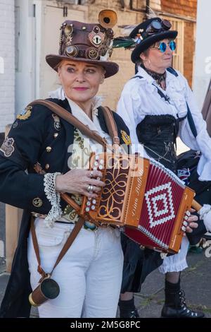 Inghilterra, Kent, Tenterden, Tenterden Festival annuale del Folk, giocatore femminile di Accordia Foto Stock