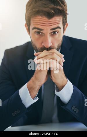 Il business è pieno di alti e bassi. Ritratto di un giovane uomo d'affari che guarda stressato in un ufficio. Foto Stock