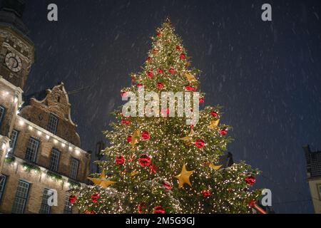 Vista spettacolare sul municipio di Dusseldorf e sul mercatino di Natale di Marktplatz con un albero di Natale innevato. La foto è stata scattata durante la neve leggera Foto Stock