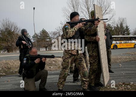 I membri dell'unità di intervento speciale del Kosovo dimostrano le tecniche di incursione durante un esercizio di addestramento bilaterale con il 10th Special Forces Group, 16 marzo 2022, a Pristina, in Kosovo. L’esercizio rafforza le relazioni, aumenta l’interoperabilità e migliora la capacità della nostra nazione partner di garantire la sicurezza nella regione balcanica. Foto Stock