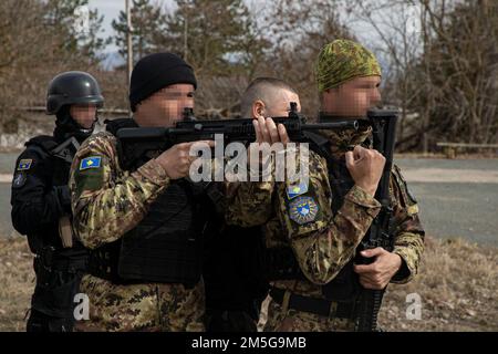 I membri dell'unità di intervento speciale del Kosovo dimostrano le tecniche di incursione durante un esercizio di addestramento bilaterale con il 10th Special Forces Group, 16 marzo 2022, a Pristina, in Kosovo. L’esercizio rafforza le relazioni, aumenta l’interoperabilità e migliora la capacità della nostra nazione partner di garantire la sicurezza nella regione balcanica. Foto Stock