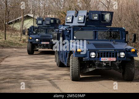 I membri dell'unità di intervento speciale del Kosovo guidano gli Humvees per le manovre tattiche durante un esercizio di addestramento bilaterale con 10th Special Forces Group, 16 marzo 2022, a Pristina, Kosovo. L’esercizio rafforza le relazioni, aumenta l’interoperabilità e migliora la capacità della nostra nazione partner di garantire la sicurezza nella regione balcanica. Foto Stock