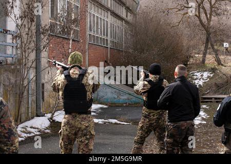 I membri dell'unità di intervento speciale del Kosovo dimostrano le tecniche di incursione durante un esercizio di addestramento bilaterale con il 10th Special Forces Group, 16 marzo 2022, a Pristina, in Kosovo. L’esercizio rafforza le relazioni, aumenta l’interoperabilità e migliora la capacità della nostra nazione partner di garantire la sicurezza nella regione balcanica. Foto Stock