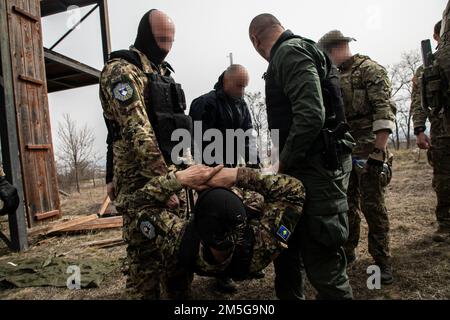I membri dell'unità di intervento speciale del Kosovo eseguono metodi e tecniche di trasporto degli incidenti l'uno sull'altro durante un esercizio di addestramento bilaterale con il 10th Special Forces Group, 16 marzo 2022, a Pristina, in Kosovo. L’esercizio rafforza le relazioni, aumenta l’interoperabilità e migliora la capacità della nostra nazione partner di garantire la sicurezza nella regione balcanica. Foto Stock