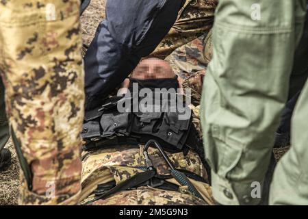 I membri dell'unità di intervento speciale del Kosovo si trovano per i metodi e le tecniche di trasporto degli incidenti durante un esercizio di addestramento bilaterale con le forze di sicurezza del Kosovo (KSF), 16 marzo 2022, a Pristina, in Kosovo. L’esercizio rafforza le relazioni, aumenta l’interoperabilità e migliora la capacità della nostra nazione partner di garantire la sicurezza nella regione balcanica. Foto Stock