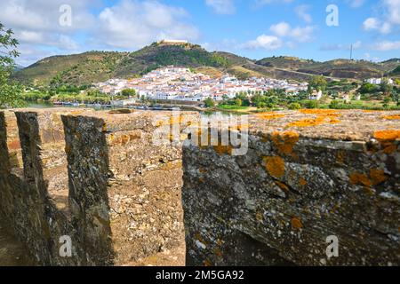 Vista sul Castillo de San Marcos in Spagna, sul fiume Guadiana. Dal Castelo de Alcoutim nell'Algarve del Portogallo, Europa occidentale. Foto Stock