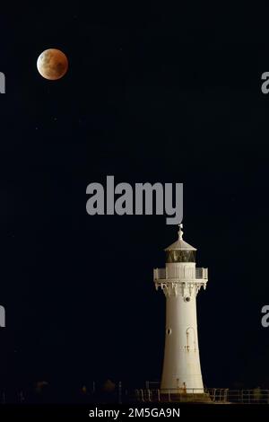 Luner Eclipse visto dal porto di Wollongong il 8th novembre 2022 Foto Stock