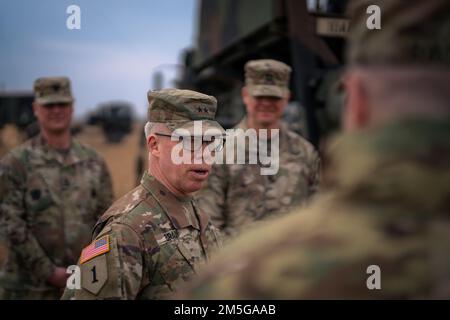 Greg Brady, comandante generale del comando di difesa missilistica e aerea dell'esercito del 10th, parla con i leader e i soldati del Battaglione del 5th, 7th Air Defense Artillery Regiment circa l'importanza della loro missione in un sito missilistico Patriot schierato a termine nel sud-est della Polonia il 16 marzo 2022. L'AAMDC del 10th, per ordine del comandante EUCOM, ha riposizionato due batterie Patriot in Polonia come una prudente misura difensiva per contrastare qualsiasi potenziale minaccia per le forze americane e alleate e il territorio NATO. Foto Stock