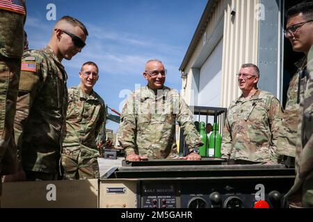 Soldati assegnati al 3655th classificazione e ispezione Società breve Major. Gen. Ben Corell, Adjutant Generale della Guardia Nazionale Iowa, e il comando Sgt. Major Joseph Hjelmstad, capo senior dello stato arruolato, sulle operazioni di addestramento generatore presso il Camp Dodge Sustainment Training Center a Johnston, Iowa, il 16 marzo 2022. Corell, Hjelmstad e altri dirigenti della Guardia Nazionale dell'Iowa hanno girato l'STC e hanno riconosciuto i soldati con il CICO 3655th per le eccellenti prestazioni durante il loro allenamento annuale. Foto Stock