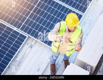 Aria condizionata, tecnico o tecnico sul tetto per la manutenzione, la costruzione o la costruzione di una ventola hvac riparazione. Aria condizionata, handyman o lavoratore Foto Stock