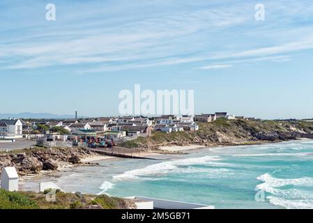 Arniston, Sudafrica - 22 settembre 2022: Vista della storica cittadina di pescatori, Kassiesbaai e del porto di Arniston, nella provincia del Capo Occidentale. Foto Stock