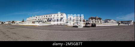 Arniston, Sud Africa - 22 settembre 2022: Una scena di strada, con l'Arniston Hotel, ad Arniston nella Provincia del Capo Occidentale. I veicoli sono visibili Foto Stock