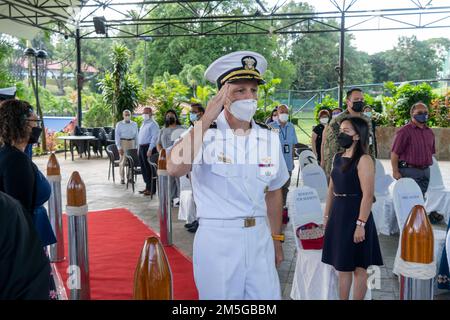 220317-N-JC800-0001 SINGAPORE (17 marzo 2022) - il Capitano Hans Sholley, coordinatore dell'area di Singapore, rende onore durante una cerimonia di cambio di comando al Terror Club dell'installazione navale di Sembawang. Foto Stock