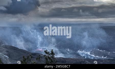 Il fumo che sale dal cratere incontra le nuvole nel cielo. Foto Stock