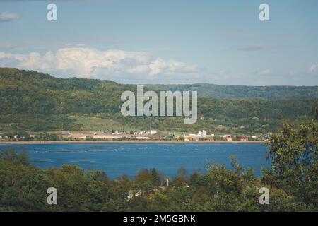 Una vista panoramica degli alberi verdi sulla riva del lago Valcelele nella contea di Arges, Romania Foto Stock