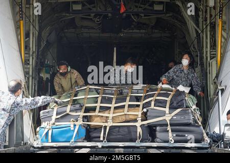 STATI UNITI Air Force Senior Airman Milo carter, 36th Airlift Squadron loadmaster, lavora con i membri della Japan Air Self-Defense Force per scaricare gli Stati Uniti Air Force C-130J Super Hercules assegnato al 36th Airlift Squadron, Yokota Air base, Giappone sulla linea di volo JASDF Tsuiki Air base, 17 marzo 2022. La base aerea di Tsuiki sta ospitando l'iterazione corrente del programma di trasferimento di addestramento di aeronautica che aumenta la preparazione operativa e migliora l'interoperabilità con i nostri alleati giapponesi. Foto Stock