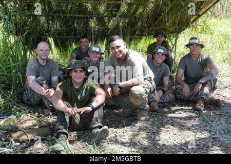 STATI UNITI Uomini di fanteria dell'esercito assegnati a 2nd battaglione, 27th reggimento della fanteria, 3rd squadra di combattimento della Brigata della fanteria, 25th divisione della fanteria, posa per una foto accanto alle loro controparti della squadra di combattimento della Brigata dell'esercito filippino 1st durante il corso di addestramento di operazioni della giungla tenuto a Salaknib 2022 a Fort Magsaysay, Nueva Ecija, Filippine, Marzo 17, 2022. Il corso di formazione Jungle Operations è stato uno dei numerosi eventi di formazione tenuti durante il Salaknib 2022, progettato per aumentare la disponibilità e l'interoperabilità combinate tra gli Stati Uniti E l'esercito filippino. Foto Stock