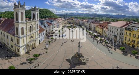 Vista della Cattedrale di San Francis Xavier e la piazza principale dalla torre dell'orologio, Banska Bystrica, Banskobystricky kraj, Slovacchia Foto Stock