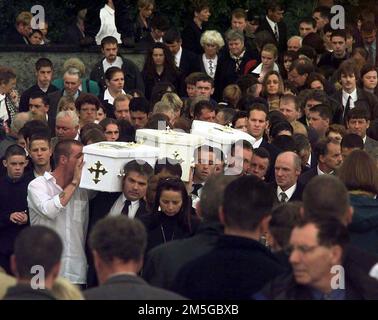 Foto del file datata 14/07/98 delle tre bare dei fratelli Richard, Mark, Jason Quinn che sono stati uccisi in un attacco di arson settario sono portati dalla famiglia e dai lutto alla Chiesa di Rasharkin per la sepoltura, dopo aver lasciato una messa funeraria alla Chiesa di nostra Signora e San Patrizio, Ballymoney. Gli omicidi di tre bambini a Ballymoney sono stati registrati come 'cambiato l'umore' in Irlanda del Nord dopo un periodo di violenza sostenuta al culmine del drumgree standoff nel 1998 data di pubblicazione: Giovedì 29 dicembre 2022. Foto Stock