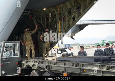 STATI UNITI Air Force Senior Airman Milo carter e Senior Airman Gordon Massett, 36th Airlift Squadron Loadminasters, lavorano con i membri della Japan Air Self-Defense Force per scaricare gli Stati Uniti Air Force C-130J Super Hercules assegnato al 36th Airlift Squadron, Yokota Air base, Giappone sulla linea di volo JASDF Tsuiki Air base, 17 marzo 2022. La base aerea di Tsuiki sta ospitando l'iterazione corrente del programma di trasferimento di addestramento di aeronautica che aumenta la preparazione operativa e migliora l'interoperabilità con i nostri alleati giapponesi. Foto Stock