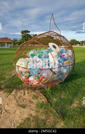 Un carino, maglia di filo grande pesce spazzatura, ricettacolo per il riciclaggio, ricalcare lattine, bottiglie, plastica. Alla spiaggia di Baril nella zona dell'Algarve del Portogallo, occidentale Foto Stock