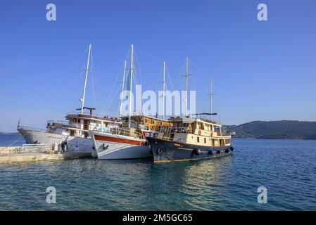 Tre navi sul molo, Kuciste, Orebic, Penisola Peljesac, Contea di Dubrovnik-Neretva, Croazia Foto Stock