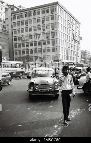 Traffico su una strada principale a Kolkata, India. Foto Stock