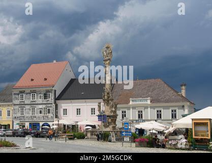 Colonna di peste e casa sgraffito sulla piazza del municipio, Weitra, bassa Austria, Austria Foto Stock