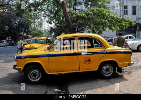 Ambasciatore giallo taxi di Calcutta, in India. Foto Stock