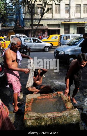 Una doccia pubblica all'aperto a Kolkata, India. Foto Stock