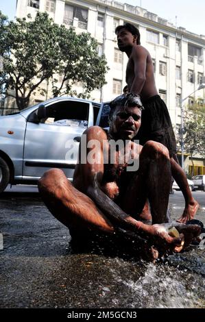 Una doccia pubblica all'aperto a Kolkata, India. Foto Stock