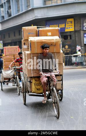 Trasporto di merci su risciò in bicicletta a Kolkata, India. Foto Stock