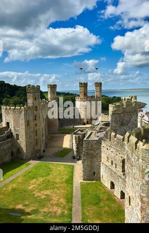 Castello di Caernarfon o Carnarvon costruito nel 1283 dal re Edoardo i d'Inghilterra, Gwynedd, Galles nord-occidentale, Regno Unito Foto Stock