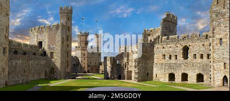 Castello di Caernarfon o Carnarvon costruito nel 1283 dal re Edoardo i d'Inghilterra, Gwynedd, Galles nord-occidentale, Regno Unito Foto Stock