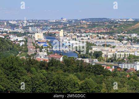 Vista da Ostfildern Ruit della valle del Neckar con il porto di Stoccarda e lo stabilimento Mercedes-Benz Hedelfingen, Baden-Wuerttemberg, Germania Foto Stock