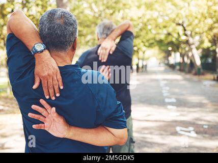 Fitness, anziani e stretching nel parco, pronti per correre e allenarsi all'aperto con le mani e scaldare la vista posteriore. Allenamento corpo, inizia a correre e. Foto Stock