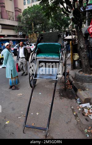 Risciò tirato a mano nelle strade di Kolkata, Bengala Occidentale, India. Foto Stock