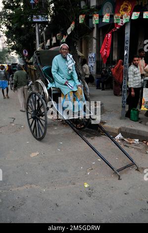 Risciò tirato a mano nelle strade di Kolkata, Bengala Occidentale, India. Foto Stock